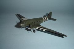 Vista-superior-dianteira-esquerda-do-C-47-Dakota