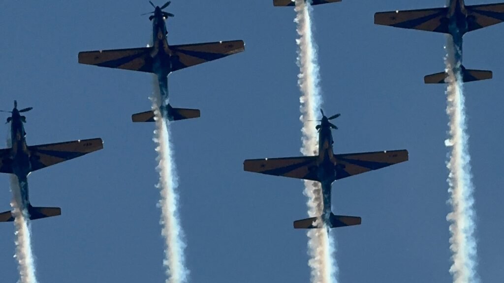 Esquadrilha da Fumaça em Valinhos 2026 apresentando manobras de acrobacia