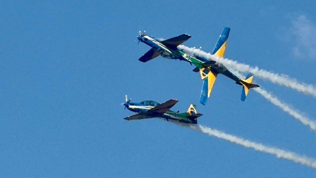 Esquadrilha da Fumaça em Valinhos 2026 apresentando manobras de acrobacia