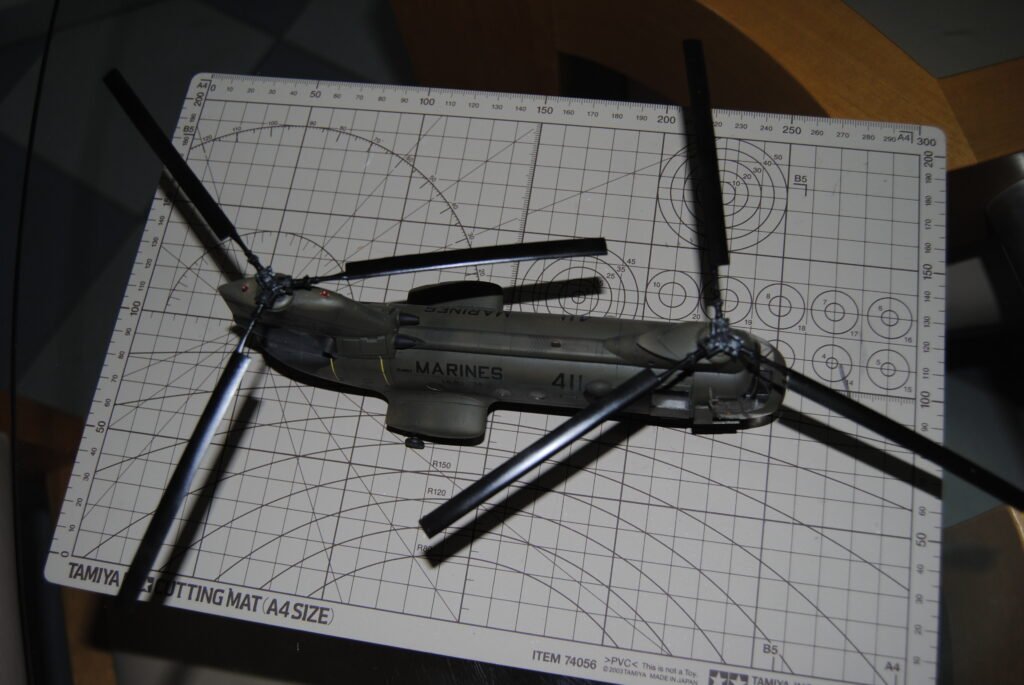 Helicóptero militar CH-46 Phrog na bancada de montagem do blog Milk Plastimodelismo 2