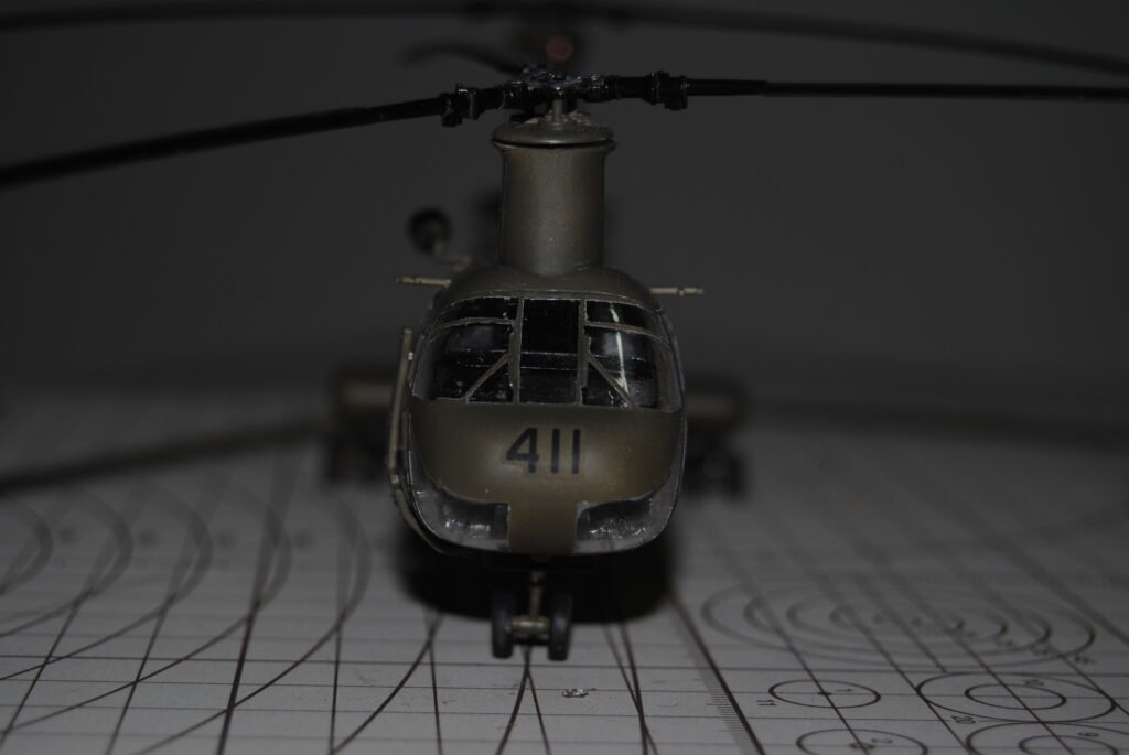 Detalhe do cockpit e do rotor dianteiro do kit CH-46E/F Hobbyboss 1:72 montado direto da caixa.