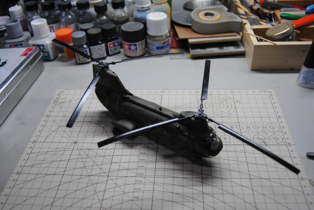 Helicóptero militar CH-46 Phrog na bancada de montagem do blog Milk Plastimodelismo