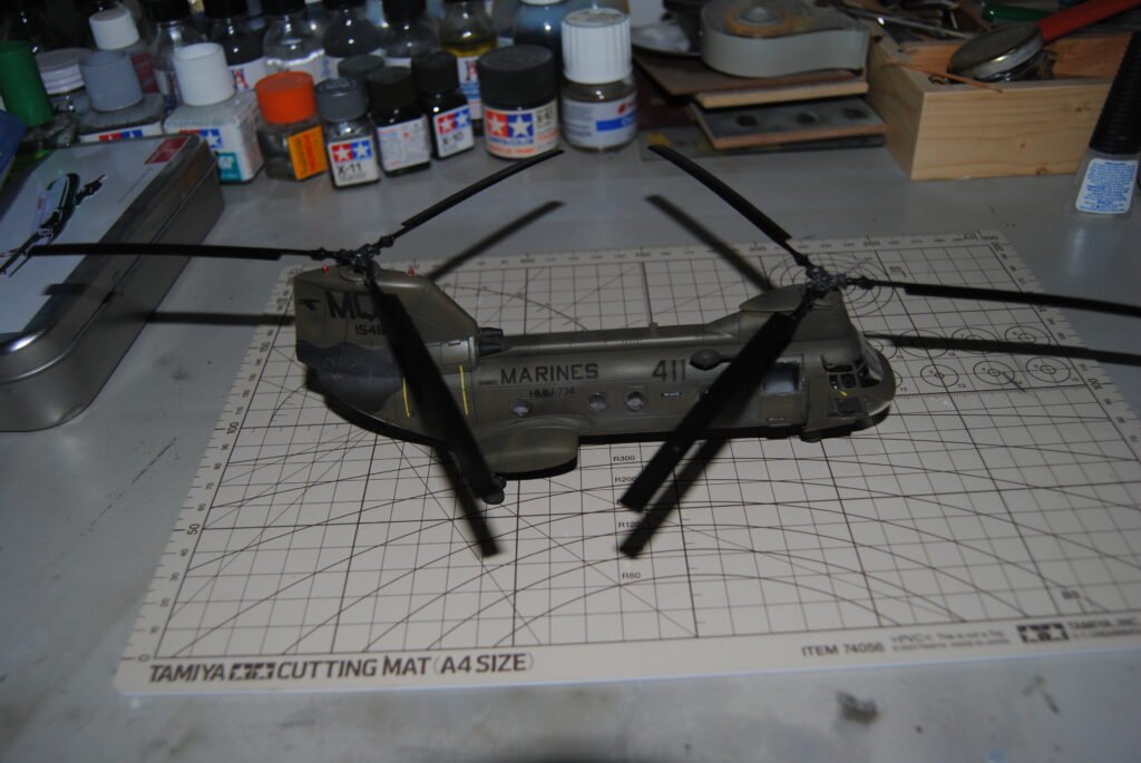 Vista lateral completa do helicóptero CH-46E/F Hobbyboss 1:72 finalizado com pintura realista 2