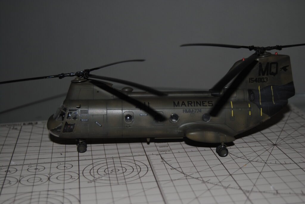 Vista lateral completa do helicóptero CH-46E/F Hobbyboss 1:72 finalizado com pintura realista