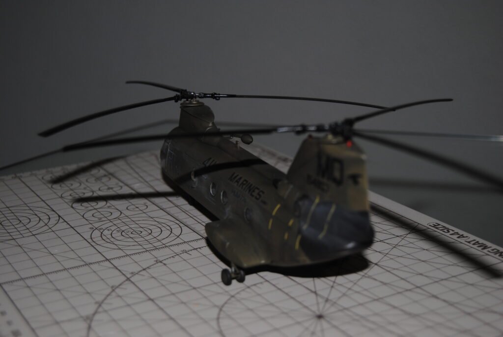 Visão traseira mostrando a rampa de carga aberta do modelo CH-46 Sea Knight em escala.