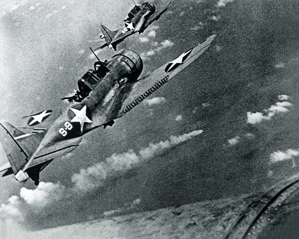 Aeronaves japonesas e americanas durante a Batalha de Midway, referência histórica para pintura e marcações de kits WWII