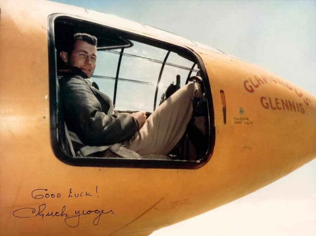 General Chuck Yeager ao lado do avião experimental Bell X-1, referência para plastimodelismo de aviação a jato e NMF