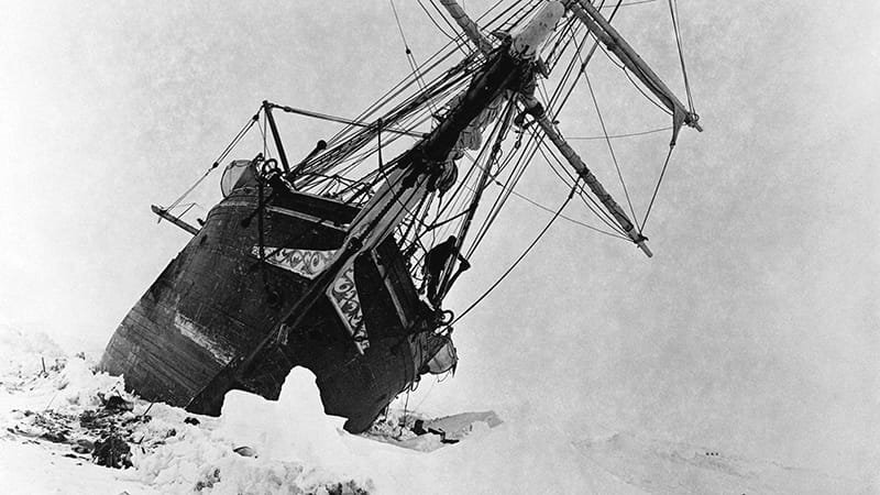 Explorador Ernest Shackleton e o navio Endurance preso no gelo da Antártida, inspiração para dioramas navais