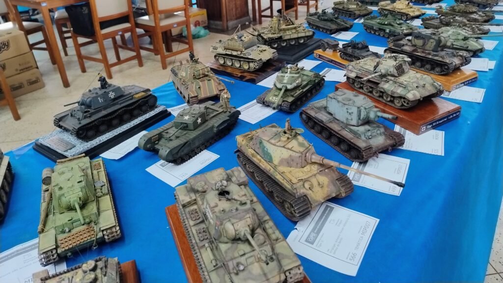 Close-up de um tanque de guerra em miniatura com efeitos de lama e ferrugem exposto no 2º Open de Sorocaba de plastimodelismo.