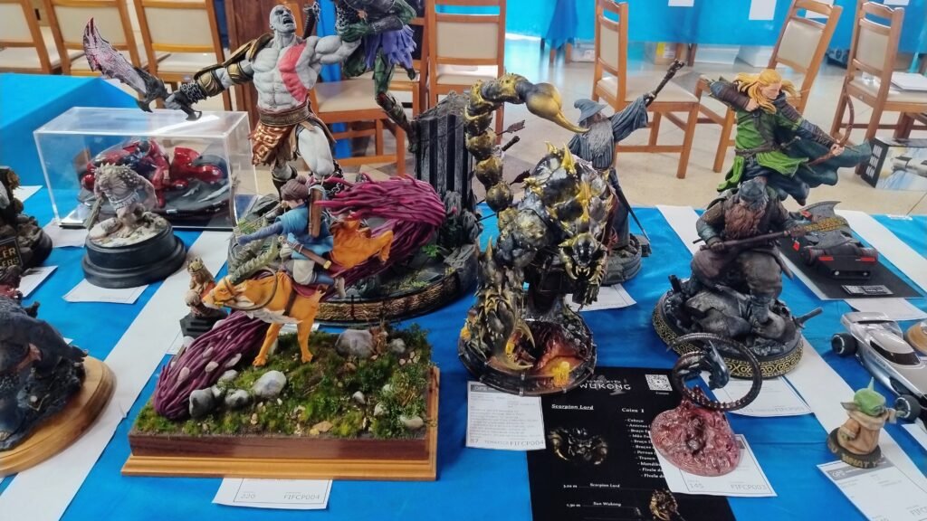 Modelos de naves espaciais de ficção científica com iluminação LED artificial durante o 2º Open de Sorocaba de plastimodelismo.