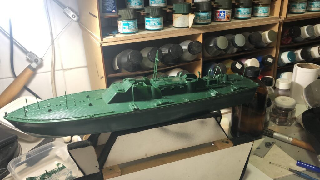 Detalhes do casco e cabine estrutural do kit PT-109 Boat Revell 1/72 na fase de montagem pré-pintura.