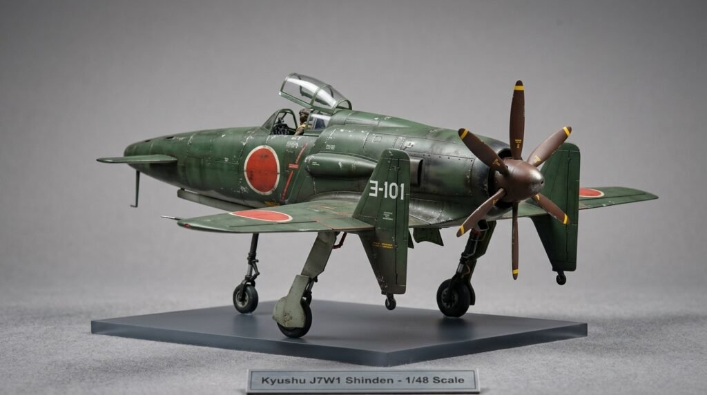 Modelo finalizado do Kyushu J7W1 Shinden Hasegawa 1/48 em fundo neutro.