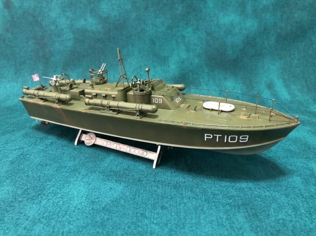 Galeria de fotos do modelo finalizado do PT-109 Boat Revell 1/72 exibindo armamentos e acabamento naval.