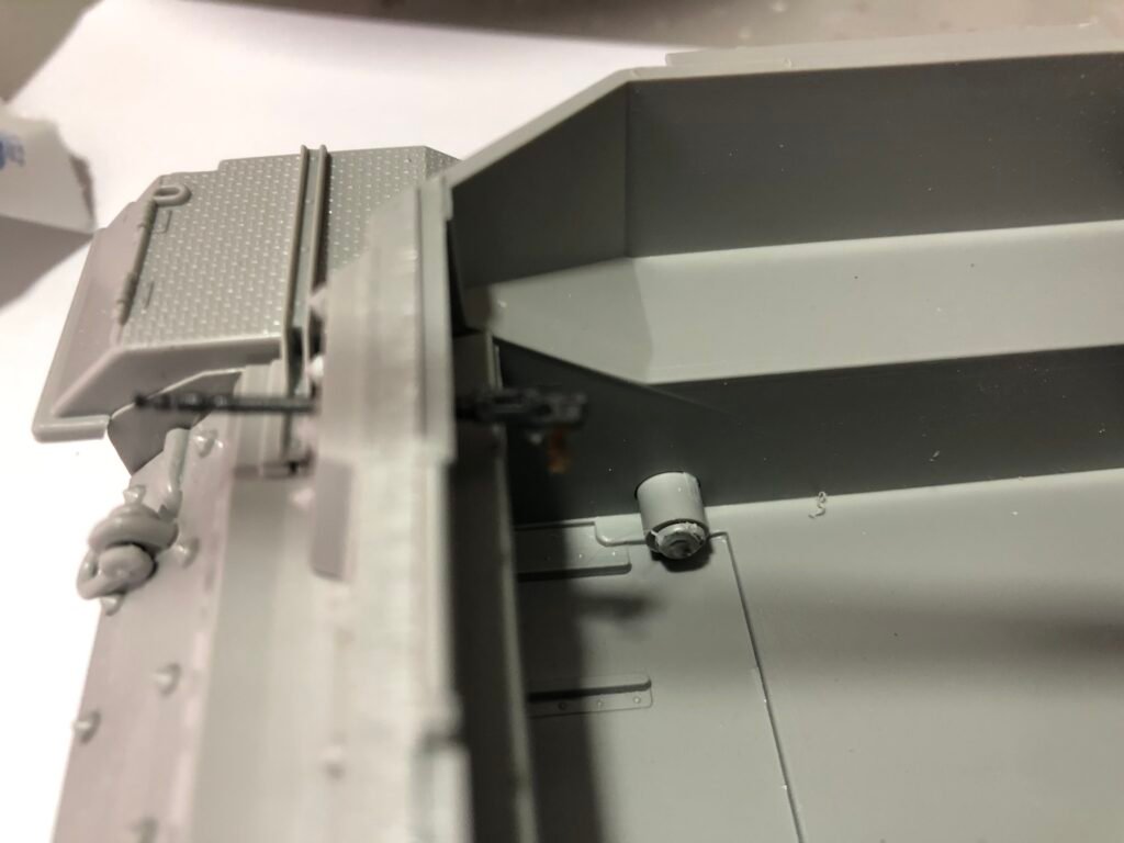 Teste de alinhamento das placas de blindagem e casamata na fase de montagem a seco do Sd.Kfz. 184 Elefant Revell 1/35.) 3