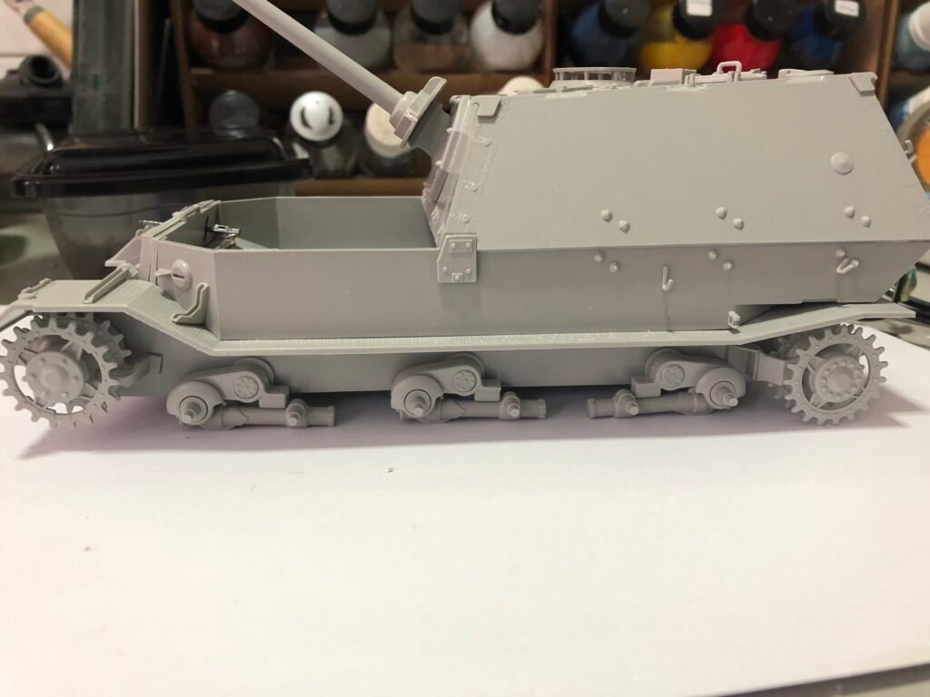 Teste de alinhamento das placas de blindagem e casamata na fase de montagem a seco do Sd.Kfz. 184 Elefant Revell 1/35.) 2