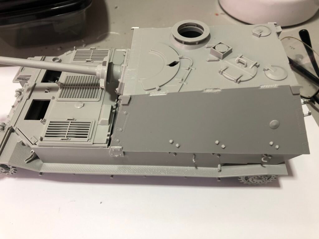 Teste de alinhamento das placas de blindagem e casamata na fase de montagem a seco do Sd.Kfz. 184 Elefant Revell 1/35.) 1