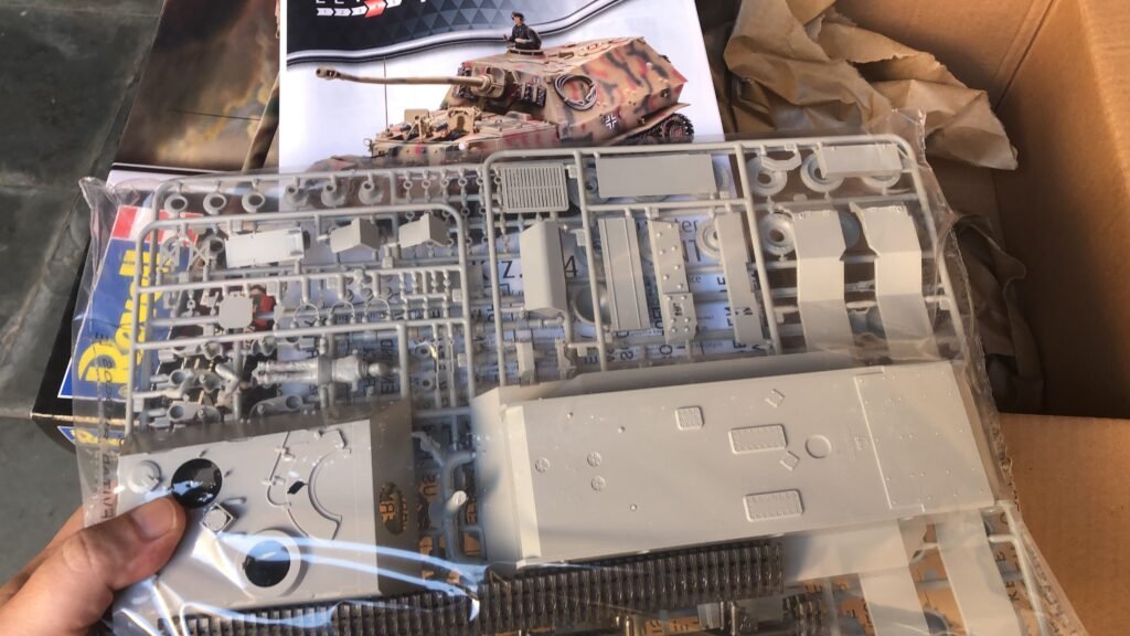 Visão dos sprues plásticos e manual de instruções logo após o procedimento de estar abrindo a caixa do Sd.Kfz. 184 Elefant Revell 1/35.)