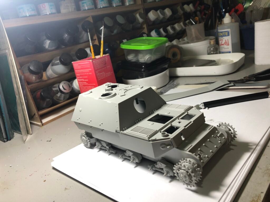 Teste de alinhamento das placas de blindagem e casamata na fase de montagem a seco do Sd.Kfz. 184 Elefant Revell 1/35.) 6