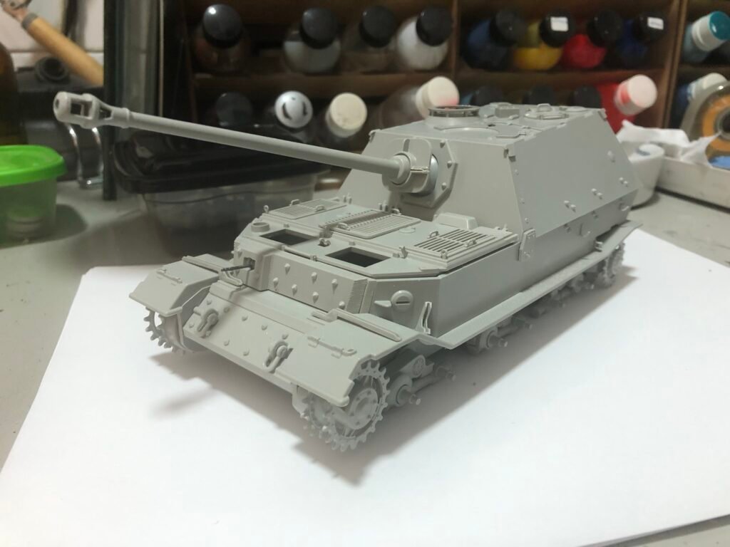 Teste de alinhamento das placas de blindagem e casamata na fase de montagem a seco do Sd.Kfz. 184 Elefant Revell 1/35.) 5