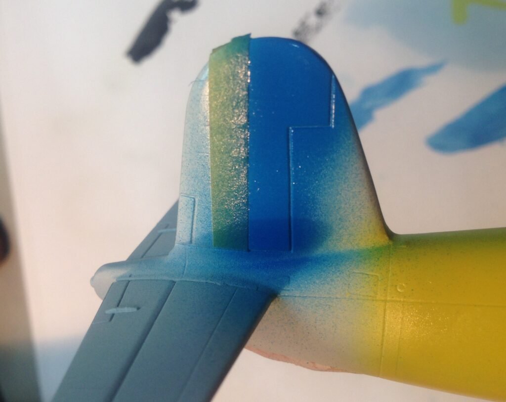 Processo de mascaramento das faixas de invasão pretas e amarelas na fuselagem do F4U-7 Corsair Italeri 1/72. 2