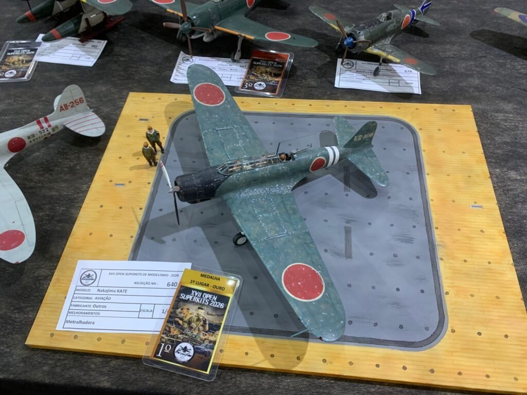 Modelos de aviões militares detalhados em exibição nas mesas de competição do XVII Open Superkits Curitiba.