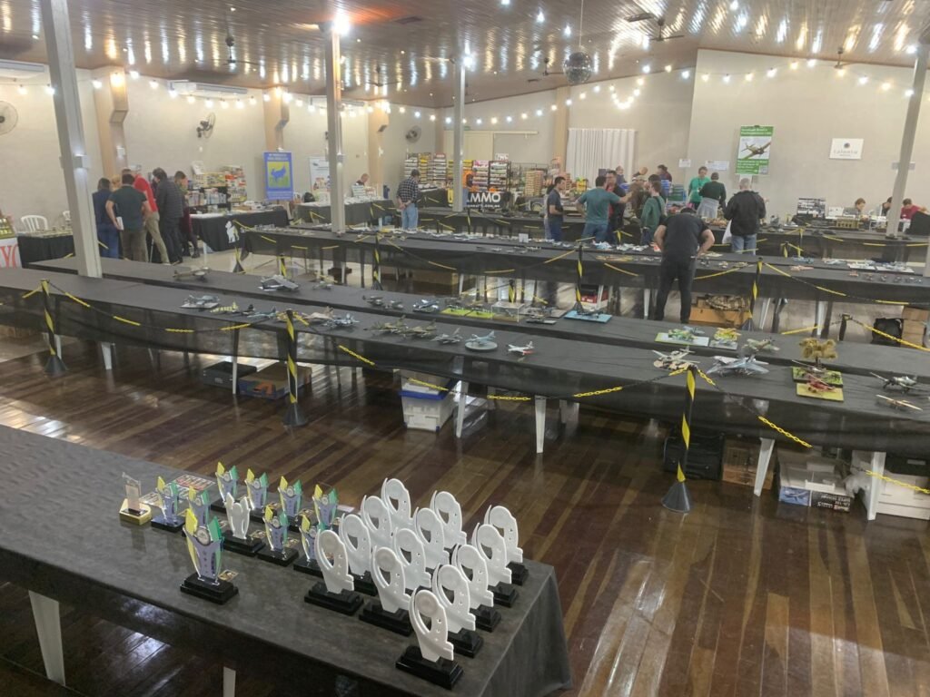 Visão geral das mesas repletas de modelos inscritos e visitantes no XVII Open Superkits Curitiba.