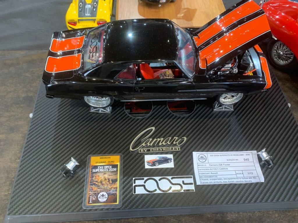Miniaturas de carros esportivos com pintura polida e brilhante expostas no XVII Open Superkits Curitiba.
