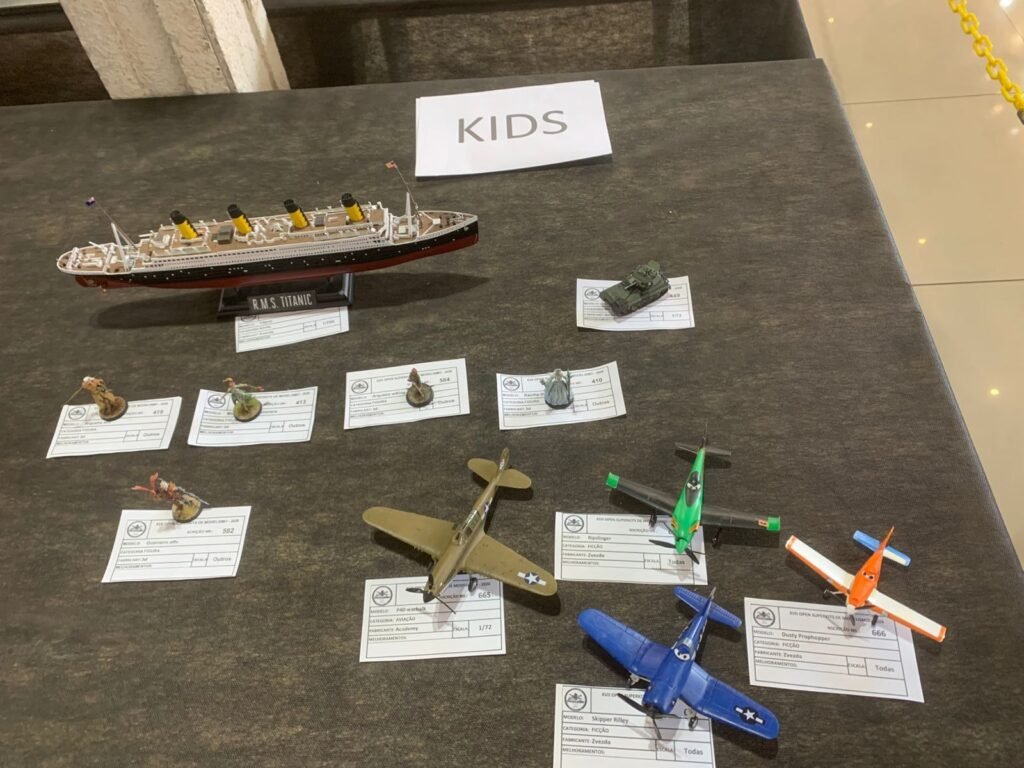 Modelos de aviões 2 militares detalhados em exibição nas mesas de competição do XVII Open Superkits Curitiba.