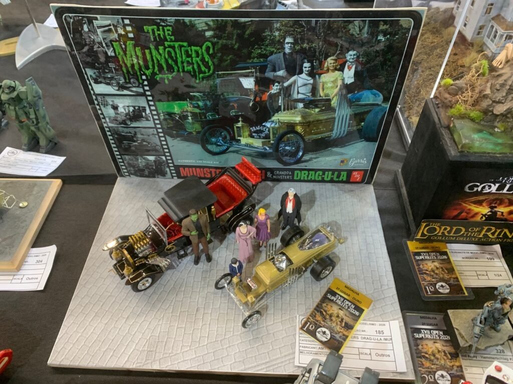 Miniaturas de carros esportivos com pintura polida e brilhante expostas no XVII Open Superkits Curitiba.