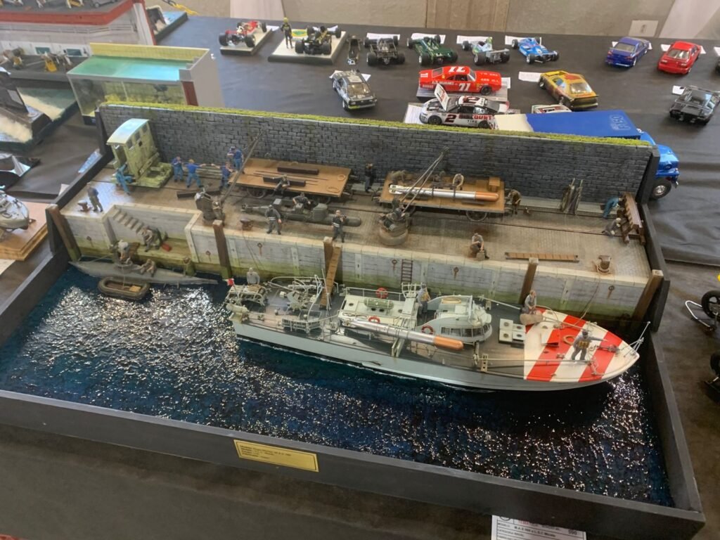 Réplicas de tanques e blindados históricos com efeitos de envelhecimento no XVII Open Superkits Curitiba.