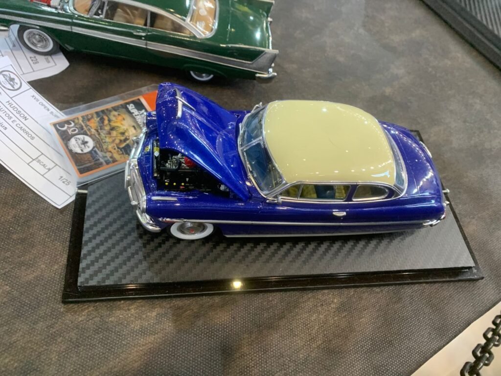 Miniaturas de carros esportivos com pintura polida e brilhante expostas no XVII Open Superkits Curitiba.