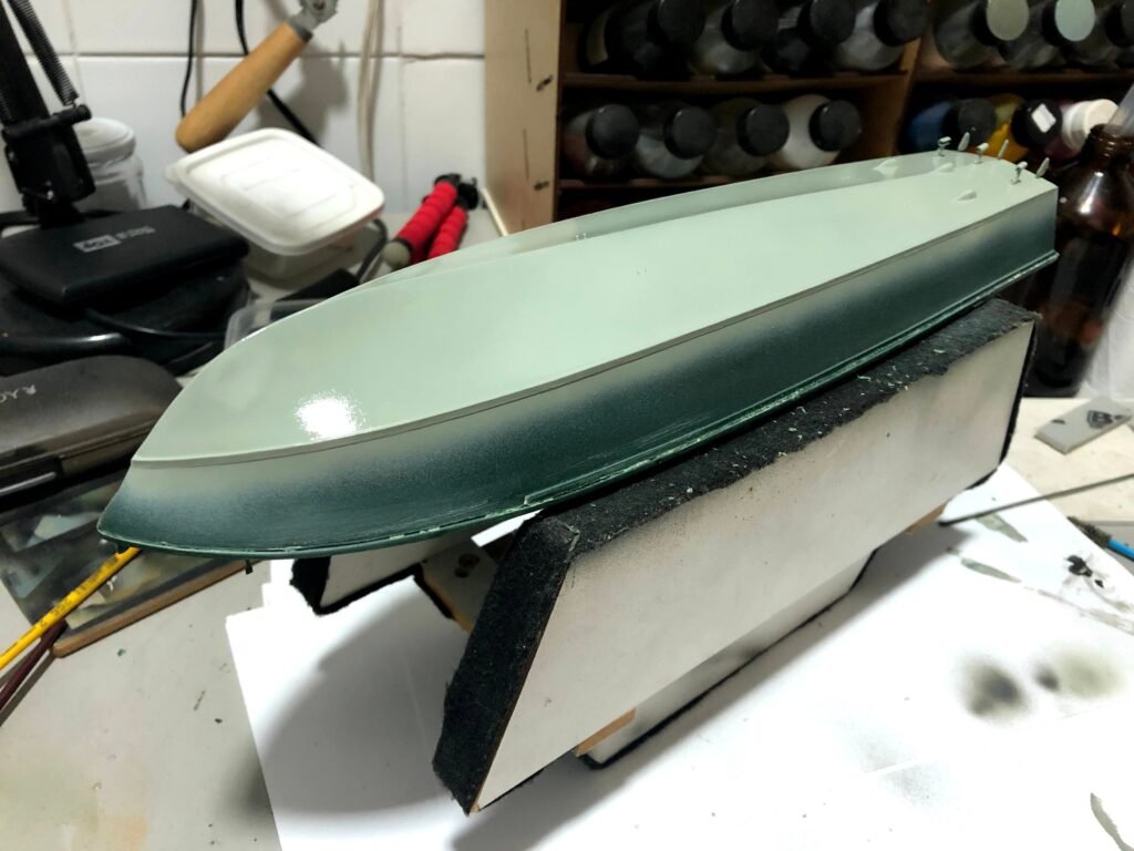 Processo de aplicação de primer e mascaramento da linha d'água na pintura do casco do PT-109 Boat Revell 1/72. 2