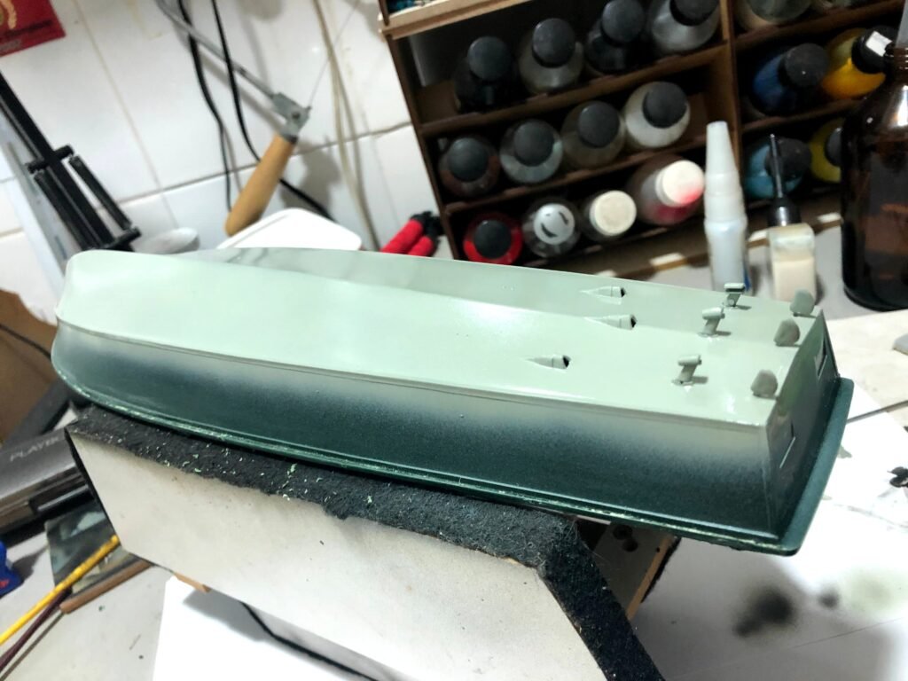 Processo de aplicação de primer e mascaramento da linha d'água na pintura do casco do PT-109 Boat Revell 1/72.