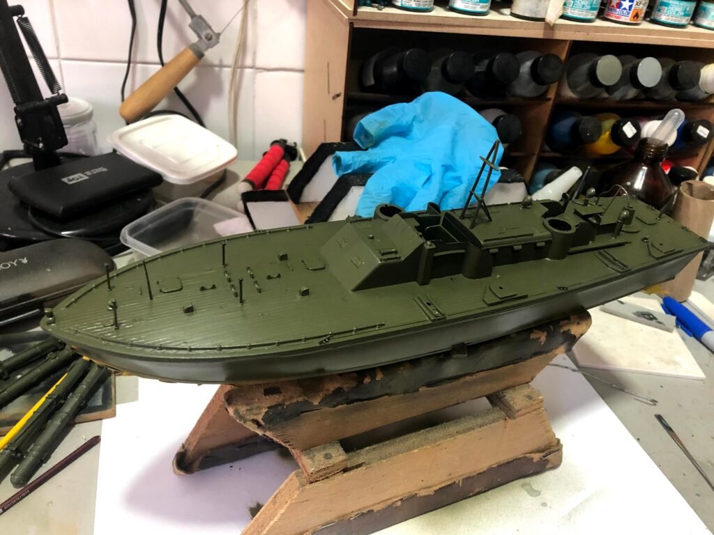 Detalhe do acabamento texturizado e contraste de cores na pintura do deck do PT-109 Boat Revell 1/72.