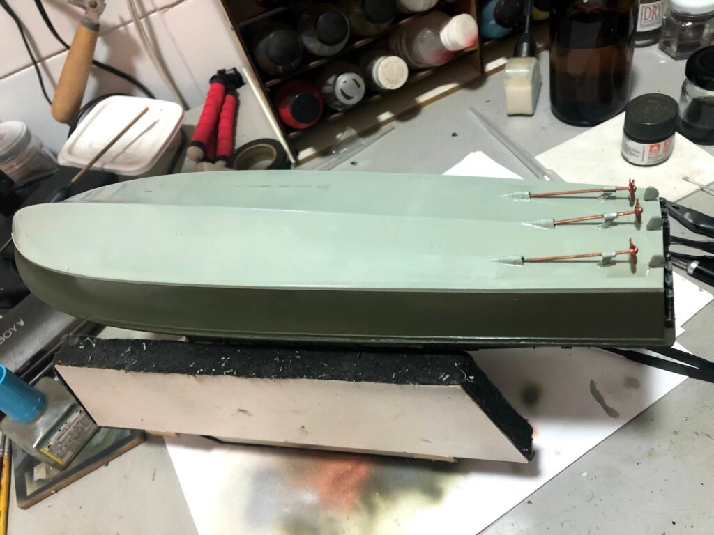 Detalhe do acabamento texturizado e contraste de cores na pintura do deck do PT-109 Boat Revell 1/72. 2