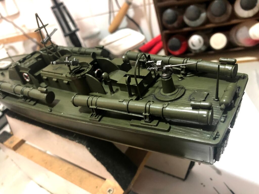 Montagem detalhada e instalação dos tubos de torpedo laterais no deck do PT-109 Boat Revell 1/72.