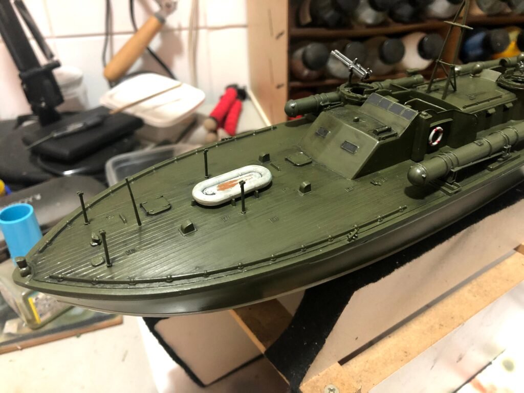 Colagem de metralhadoras, mastros e pequenos detalhes na fase de instalação de acessórios do PT-109 Boat Revell 1/72.