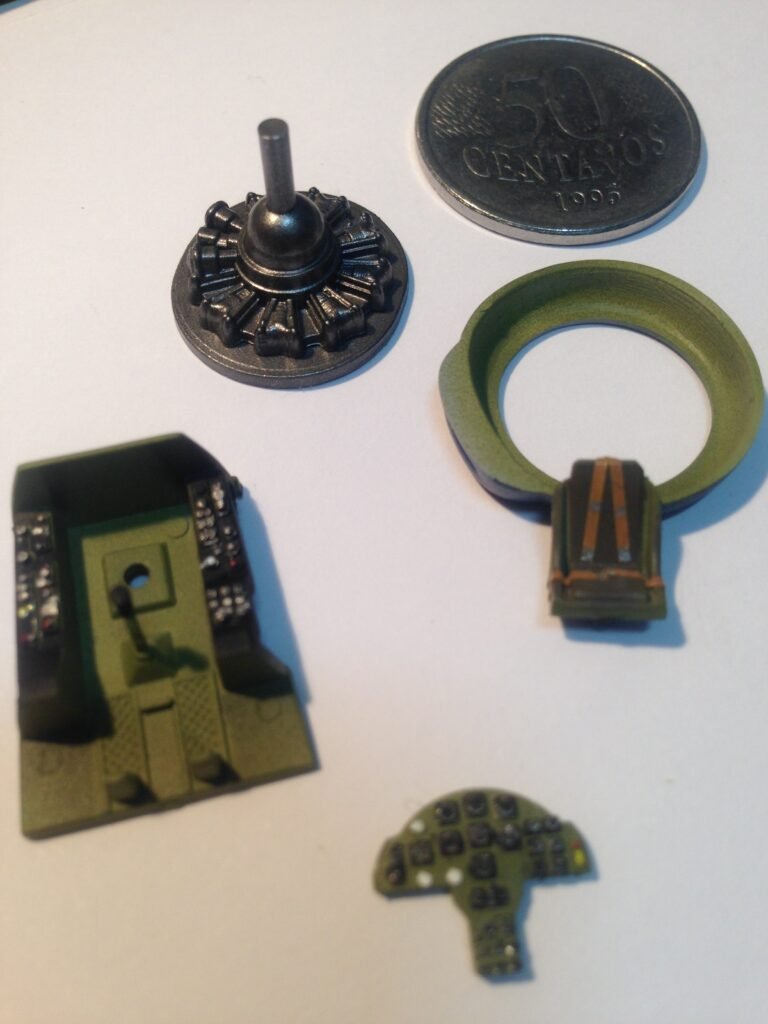 Detalhe interno do cockpit pintado em verde padrão do kit F4U-7 Corsair Italeri 1/72 direto da caixa.