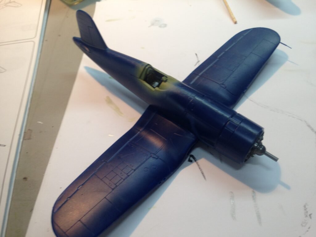 Detalhe interno do cockpit pintado em verde padrão do kit F4U-7 Corsair Italeri 1/72 direto da caixa. 2