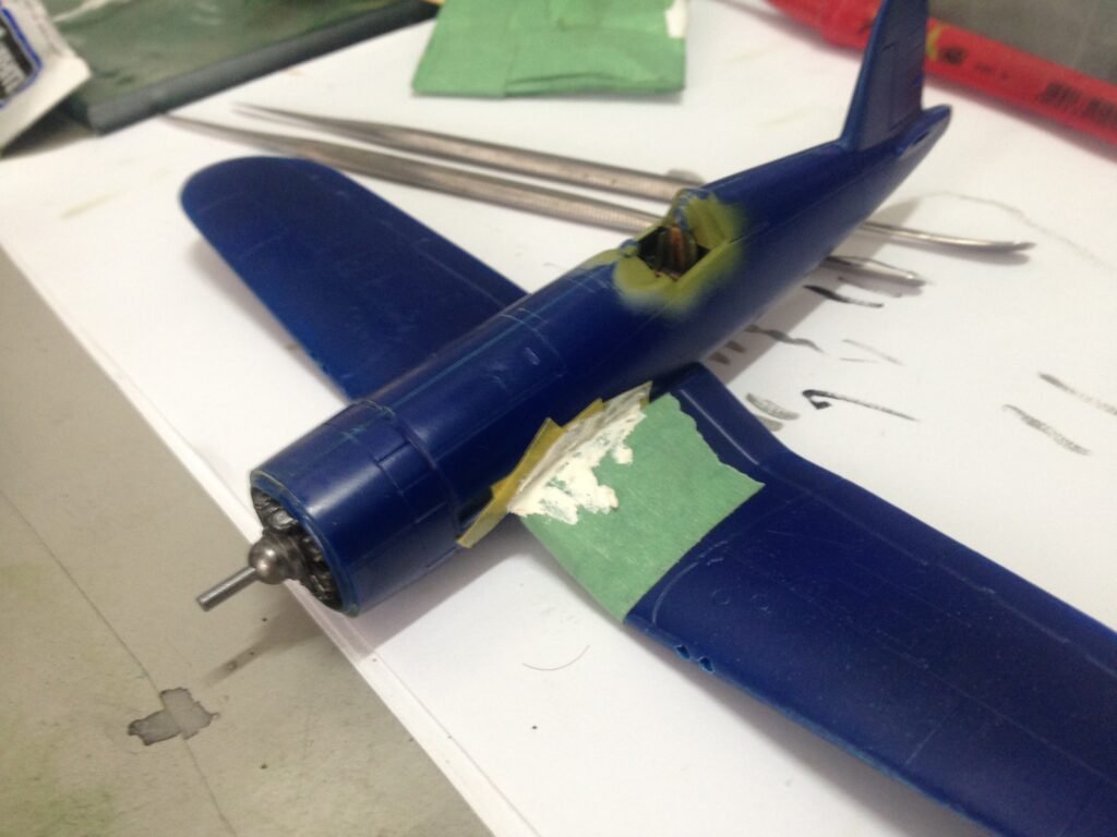 Aplicação de massa na base da asa e lixamento de correção estrutural no modelo F4U-7 Corsair Italeri 1/72. 2