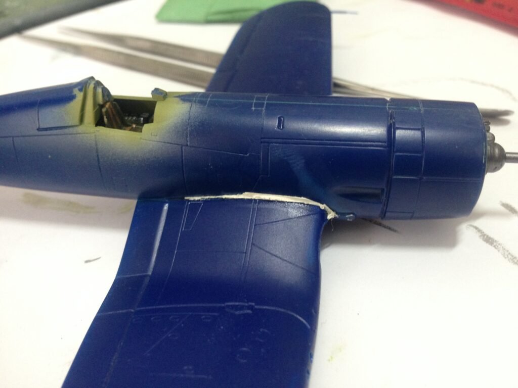 Aplicação de massa na base da asa e lixamento de correção estrutural no modelo F4U-7 Corsair Italeri 1/72. 3