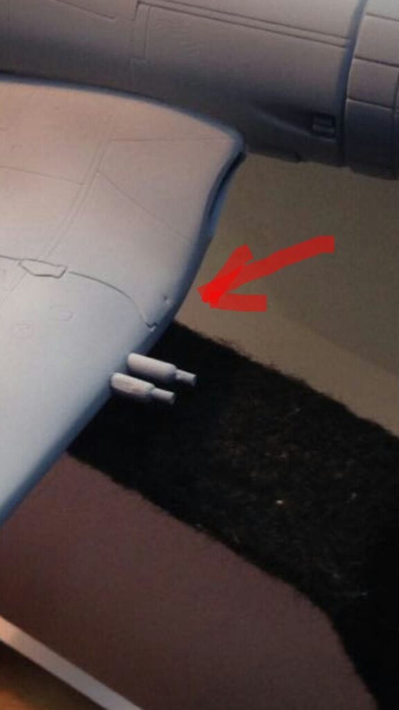 Aplicação de massa na base da asa e lixamento de correção estrutural no modelo F4U-7 Corsair Italeri 1/72.