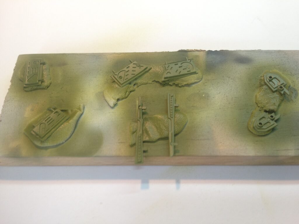 Pintura de partes pequenas do trem de pouso e hélice fixados em suportes para o F4U-7 Corsair Italeri 1/72. 3