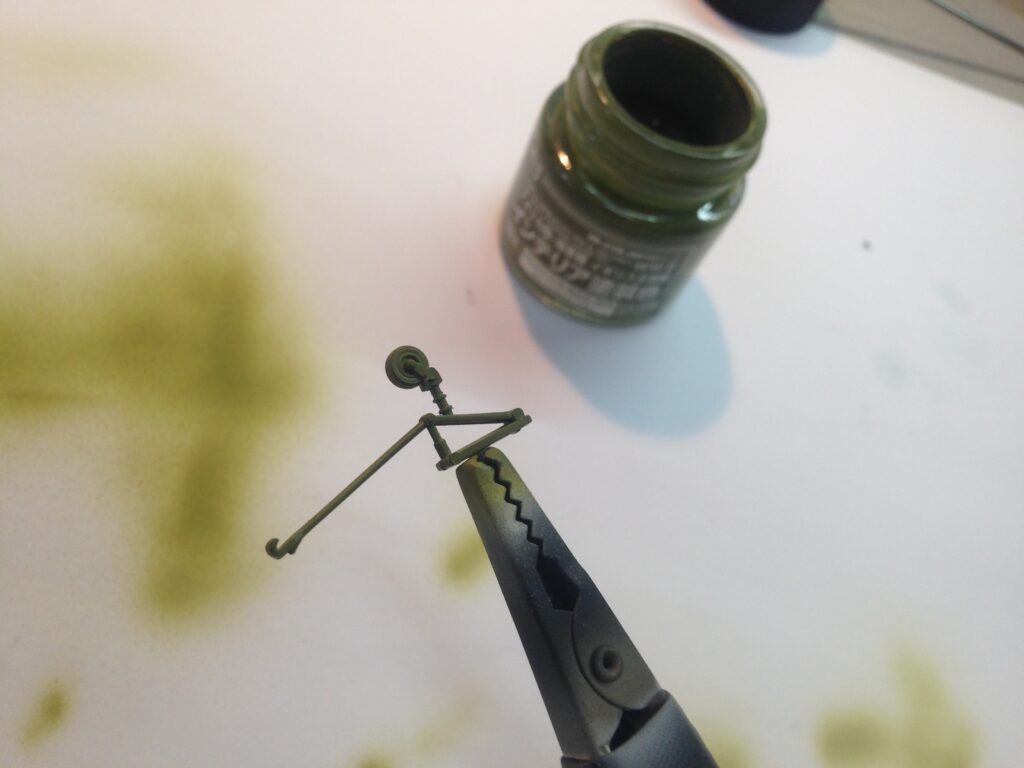 Pintura de partes pequenas do trem de pouso e hélice fixados em suportes para o F4U-7 Corsair Italeri 1/72. 2