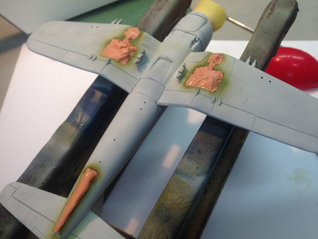 Pintura de partes pequenas do trem de pouso e hélice fixados em suportes para o F4U-7 Corsair Italeri 1/72. 6