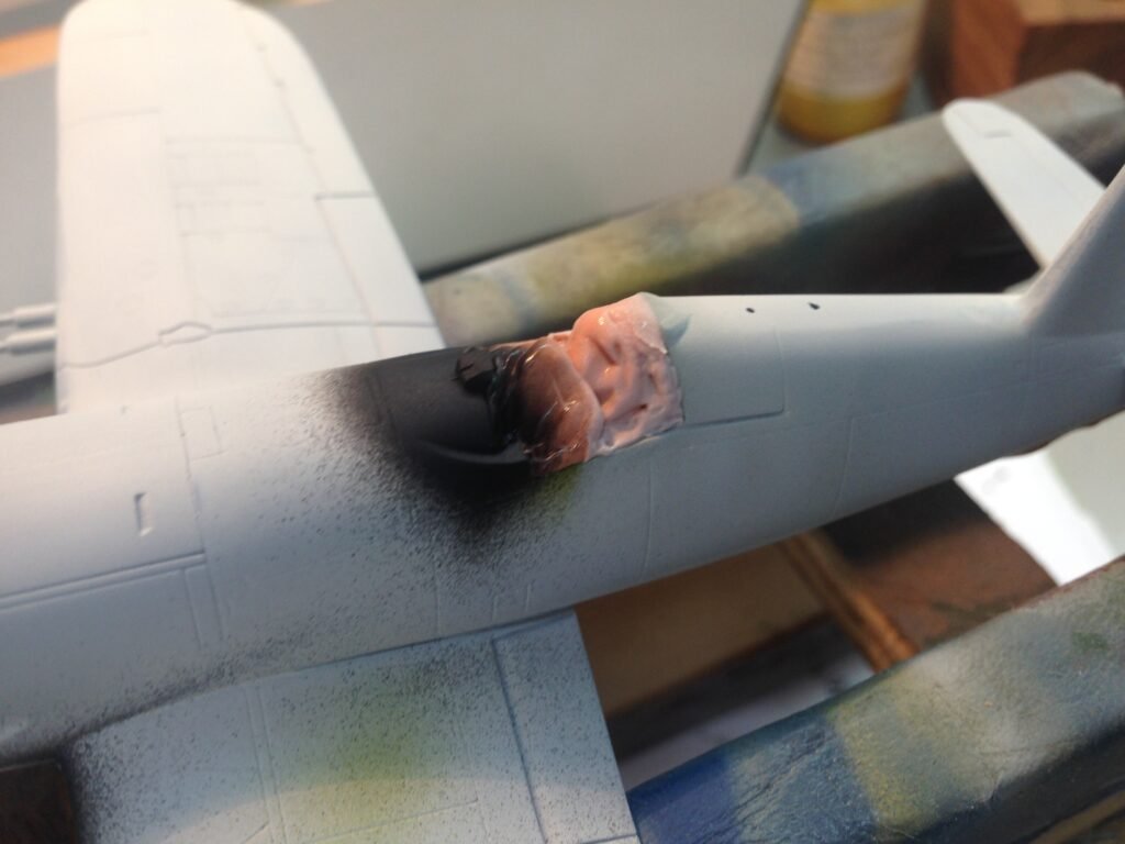 Pintura de partes pequenas do trem de pouso e hélice fixados em suportes para o F4U-7 Corsair Italeri 1/72. 4