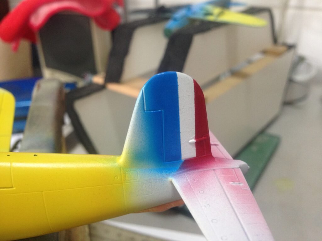 Processo de mascaramento das faixas de invasão pretas e amarelas na fuselagem do F4U-7 Corsair Italeri 1/72. 3