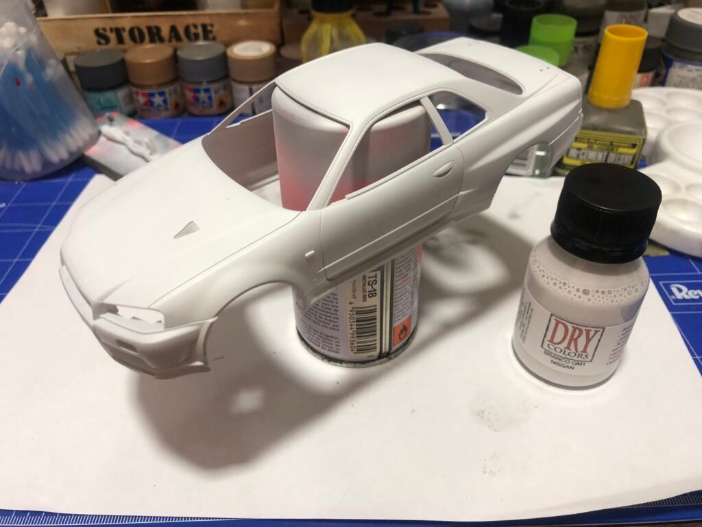 Processo de pintura e aplicação de verniz bi-componente polido na carroceria do Nissan Skyline GT-R Tamiya 1/24.