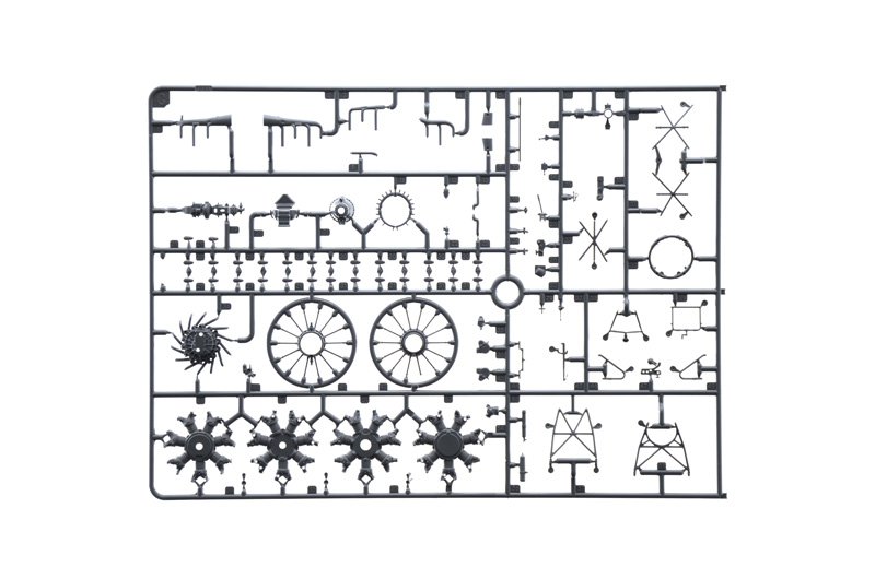 Inspeção visual dos sprues plásticos cinzas e das transparências cristalinas do kit Macchi MC.200 Saetta Italeri 1/32. 3