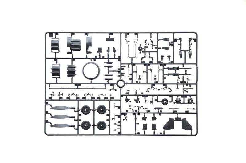 Inspeção visual dos sprues plásticos cinzas e das transparências cristalinas do kit Macchi MC.200 Saetta Italeri 1/32. 4